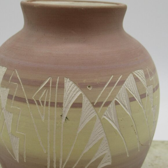 Navajo Mesa Verde Pottery Vase Signed M Jones 5.5" Neutral Brown Beige NAV USA - Picture 6 of 14